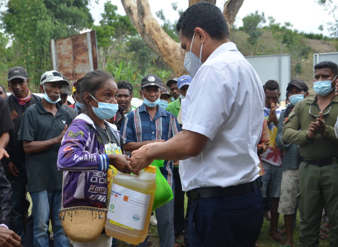 Ministru ESTATAL Simbolikamente Entrega Aihan Baziku ba komunidade Vulneravel Ne’ebé Apoiu Husi OXFAM-KSI